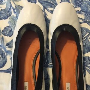 GEOX white & black ballet flats! Super cute!💜💜🐝