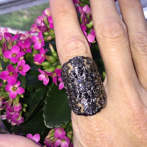 Large marcasite style flower lace ring 💋