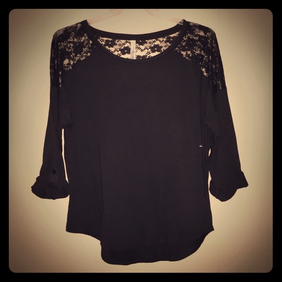 Tops - 💜 Black lace shoulder top