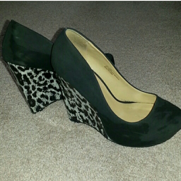 Adorable Shoe dazzle wedges