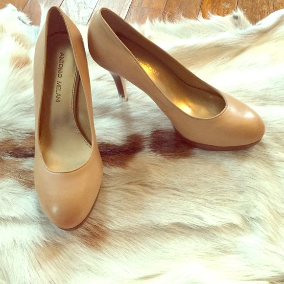 Antonia Melani nude pumps