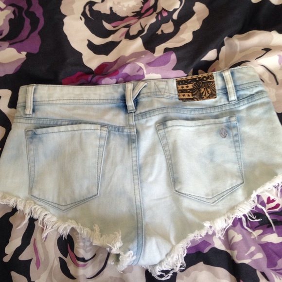 Volcom chonie shorts - Picture 2 of 2