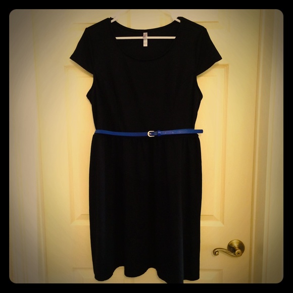 BLACK VINTAGE-STYLE A-LINE DRESS W/ CAP SLEEVES