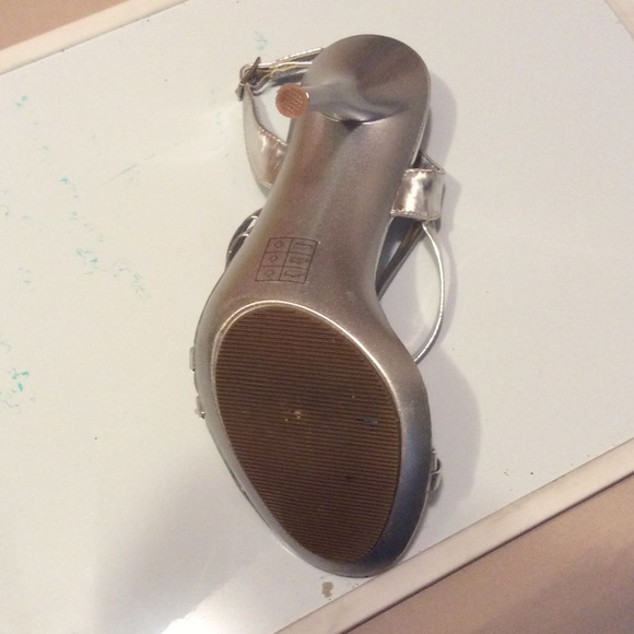 Silver heels - Picture 3 of 4