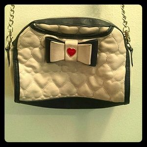 BETSEY JOHNSON CROSSBODY quilted bow heart mini