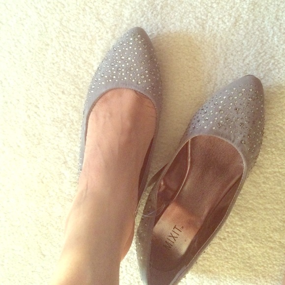 Gray flat shoes