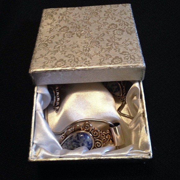 Necklace and earring set - Picture 4 of 4