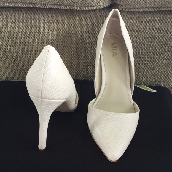 MIA eggshell pointed toe pumps
