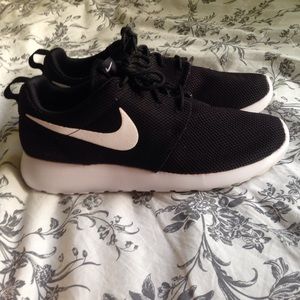 BLACK ROSHES