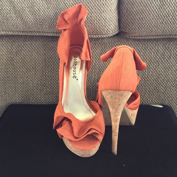 Dollhouse peep toe pump
