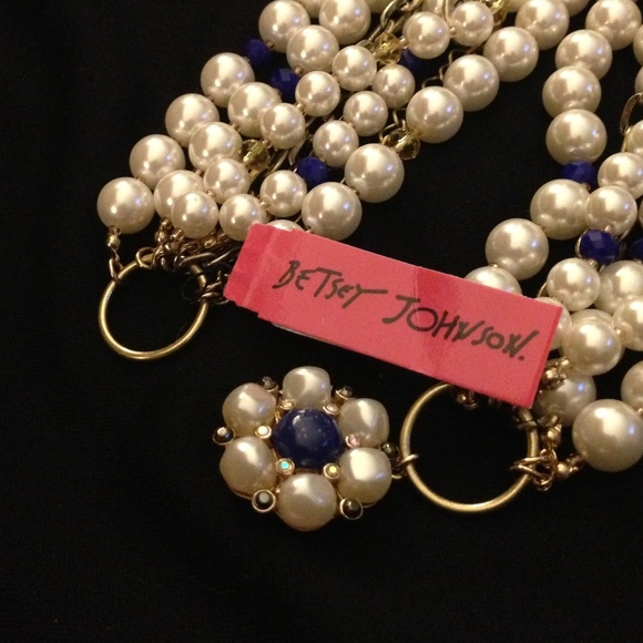 Betsey Johnson Pinup necklace - Picture 3 of 3