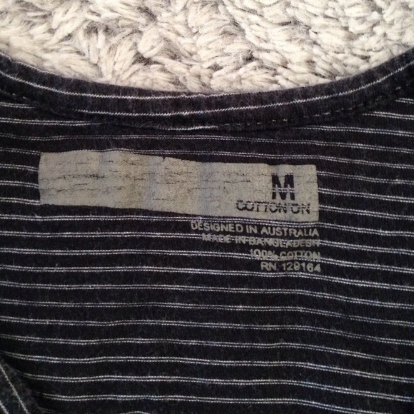 Cotton On V Neck - Picture 3 of 3