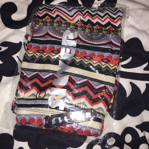 NIP Aztec print leggings