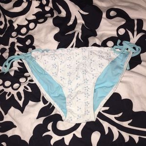 Cute eyelet lace bikini bottoms M