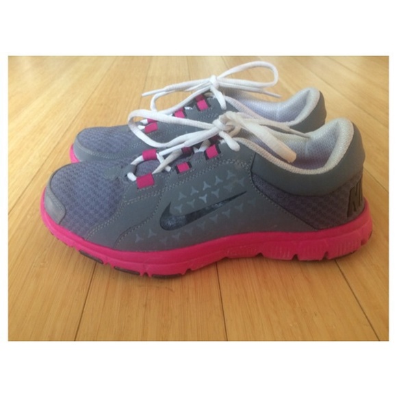 🎀SALE🎀 Gray and pink training/running nikes - Picture 2 of 4