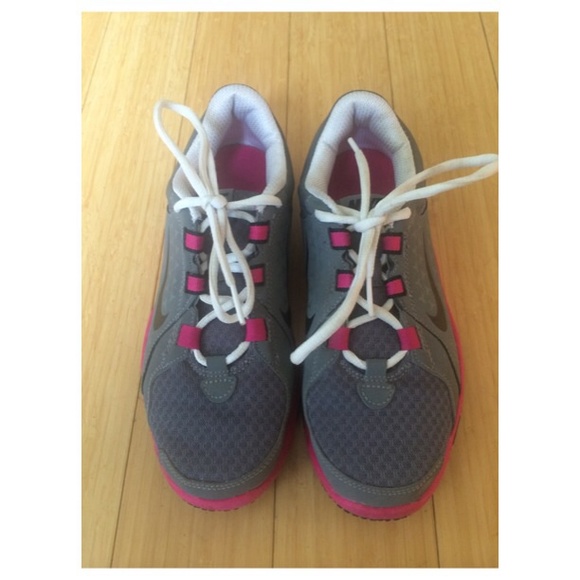 🎀SALE🎀 Gray and pink training/running nikes - Picture 3 of 4