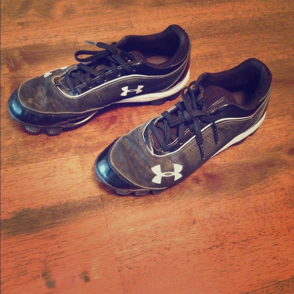 Under Armour cleats. Size 7 in women's - Picture 1 of 1