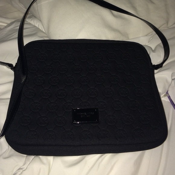 Michael Kors Handbag, Neoprene Ipad crossbody - Picture 2 of 3