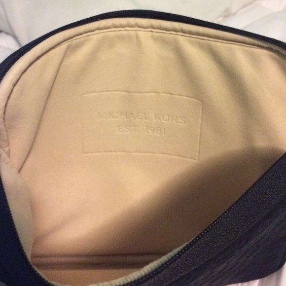 Michael Kors Handbag, Neoprene Ipad crossbody - Picture 3 of 3