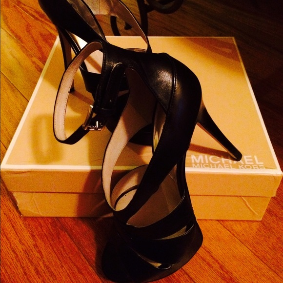 Shoes - Picture 3 of 4