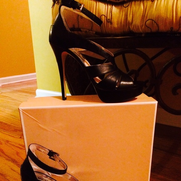 Shoes - Picture 4 of 4