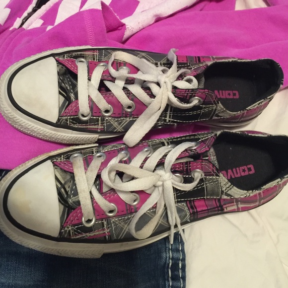 ❤️Fresh Fashion Host Pick❤️Converse Plaid Sneaker. - Picture 2 of 4