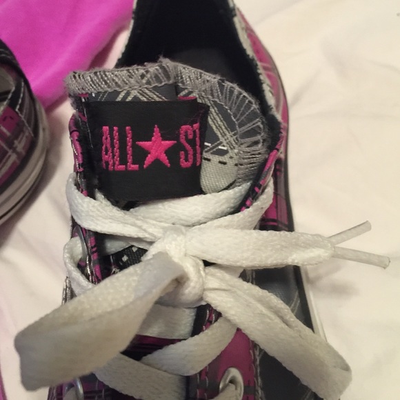 ❤️Fresh Fashion Host Pick❤️Converse Plaid Sneaker. - Picture 3 of 4