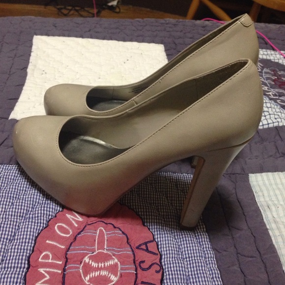 Size 7 1/2 Guess heels