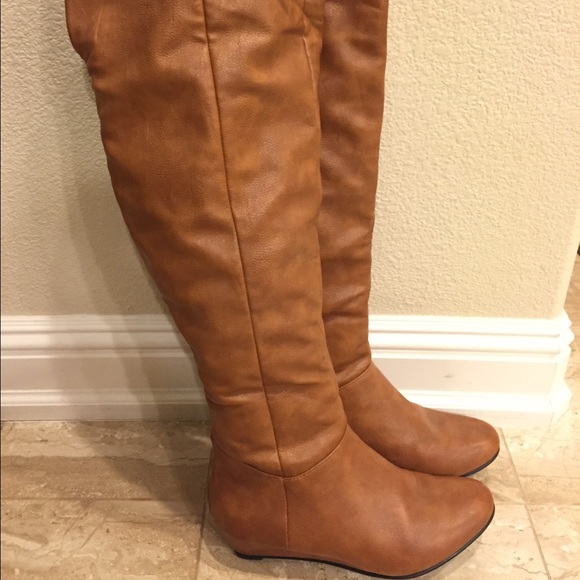 Mint condition knee high boot!