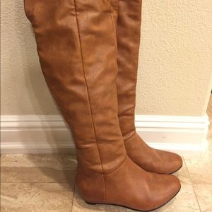 Mint condition knee high boot!