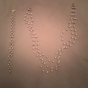Light grey pearl necklace and bracelet set