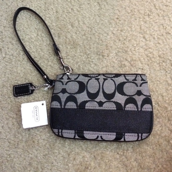 Coach wristlet Authentic - Picture 1 of 4