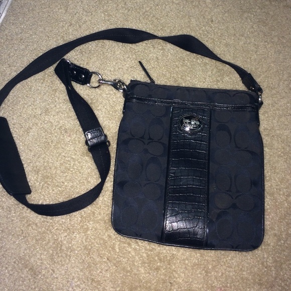 Authentic Coach cross body bag - Picture 1 of 3