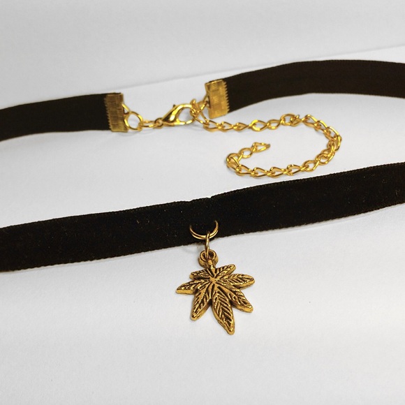 Weed Leaf Choker
