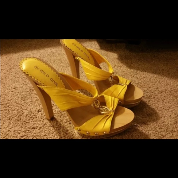 Wild diva yellow heel sz8