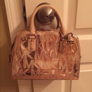 👜🎀 really cute Michael Kors handbag 🎀👜