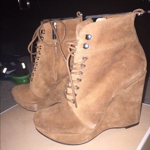 Jada sueda camel colored wedge ankle boots
