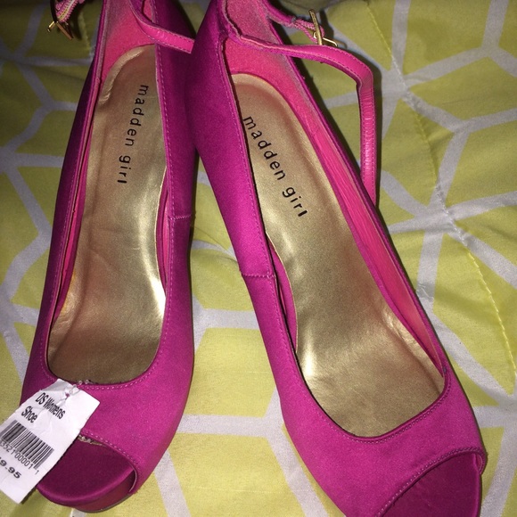 Violet pumps