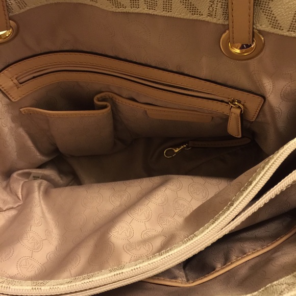 Michael kors purse - Picture 2 of 3