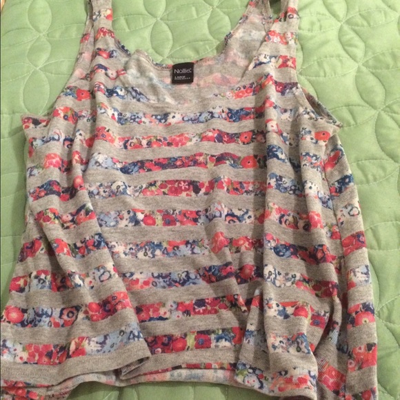 🚫Sold In Bundle🚫Stunning Flower Tank - Picture 2 of 2