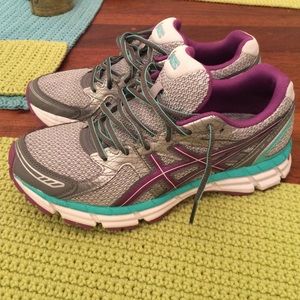Gently used Asics Gel Excite 2