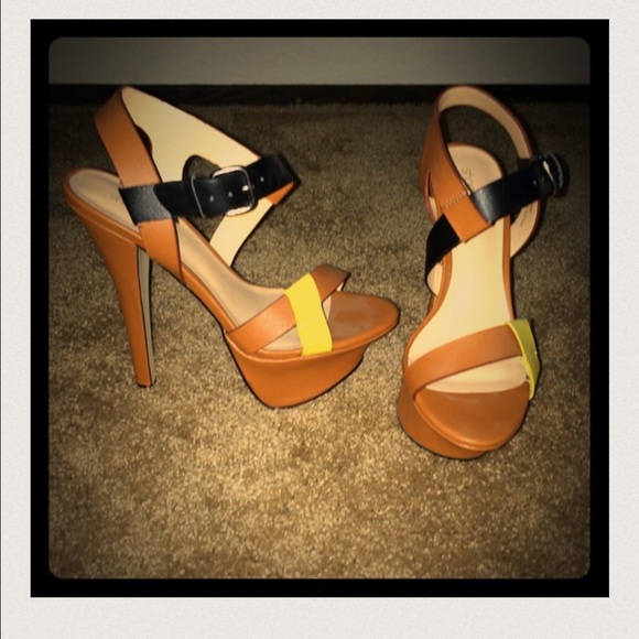 NWOT shoedazzle Vivi heeled sandals - Picture 3 of 3