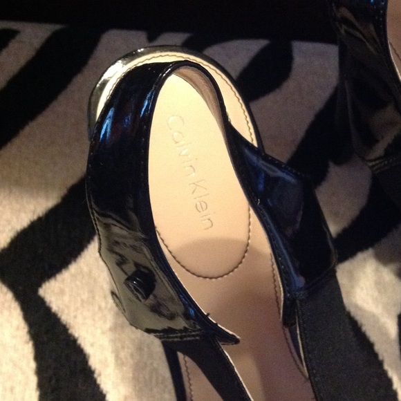 SOLD IN BUNDLE AWESOMEAMIE - CALVIN KLEIN SANDALS! - Picture 3 of 4