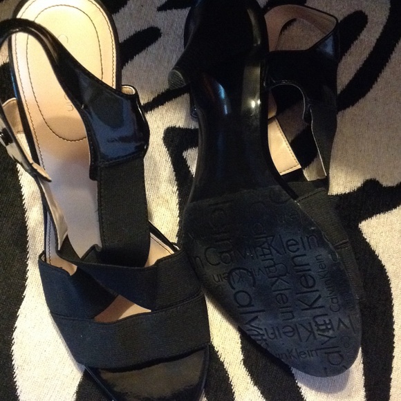 SOLD IN BUNDLE AWESOMEAMIE - CALVIN KLEIN SANDALS! - Picture 4 of 4