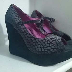 Ed Hardy wedges.  Grey