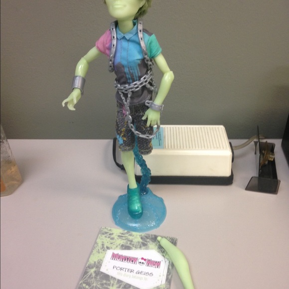 Monster high porter broken leg