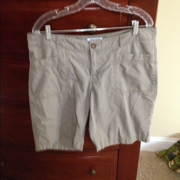 Old Navy lightweight canvas Bermuda shorts 10'