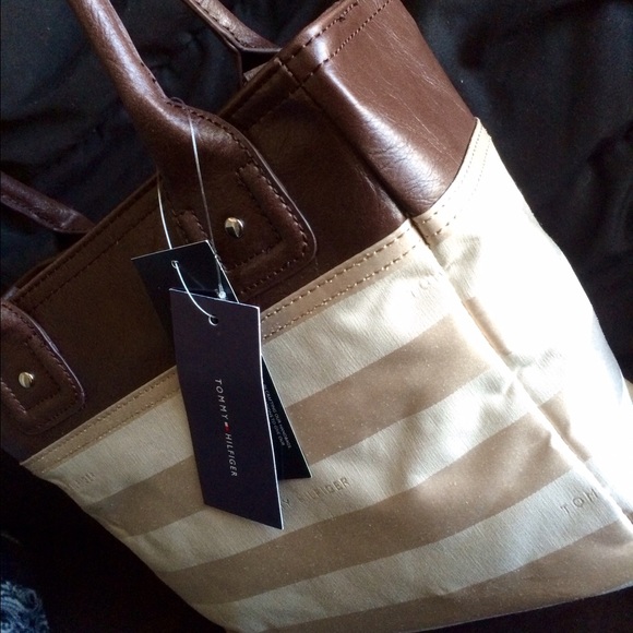 Tommy Hilfiger small tote . - Picture 3 of 4
