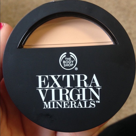 The Body Shop Extra Minerals Foundation shade 102
