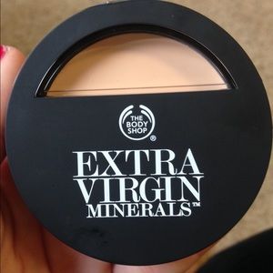 The Body Shop Extra Minerals Foundation shade 102